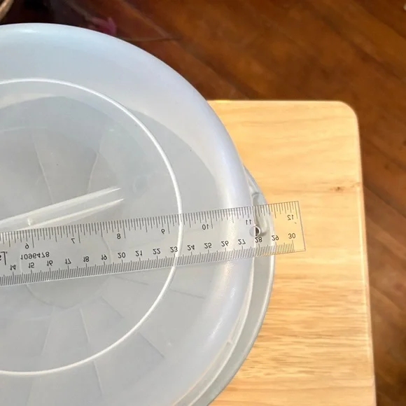 Sterilite Portable Latching Cake Server – Round White & Clear Carrier - Picture 4 of 7